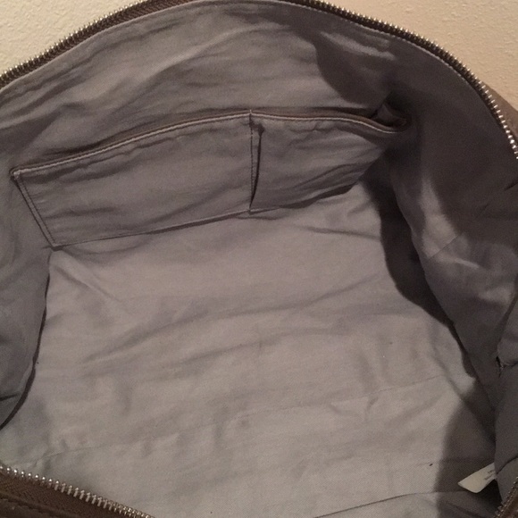 🆕 🐚NWT Grey Leather Zippered Satchel🐚 - Picture 7 of 8